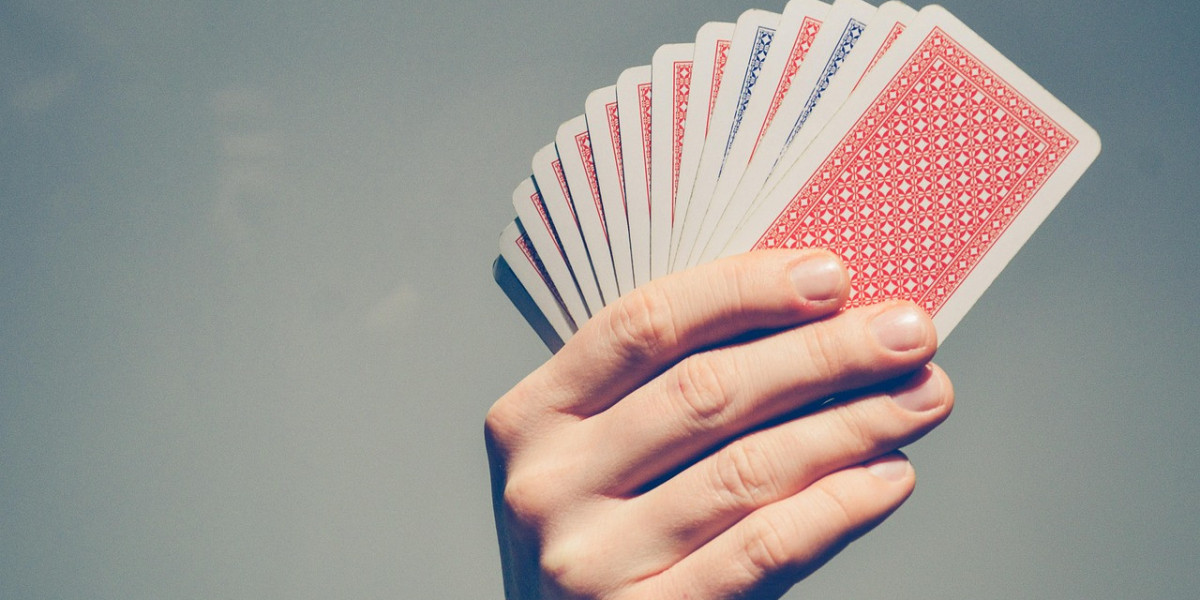 The Emergence of Esports Betting in Online Casinos: Analyzing the Integration of Competitive Gaming and Traditional Casi